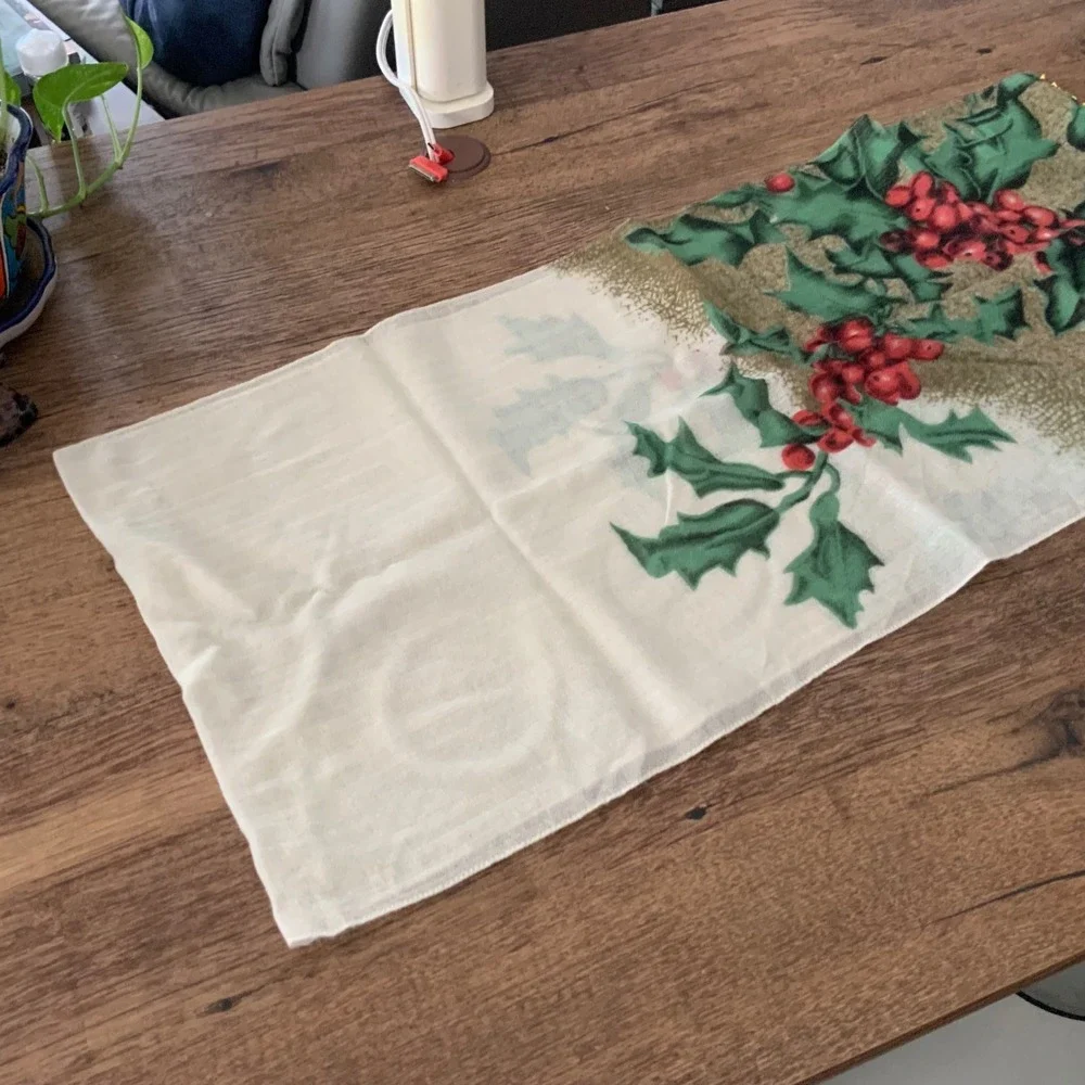 Victorian Trading Co, Hopeless Romantic Holly Berry‎ Metal Ball Scarf